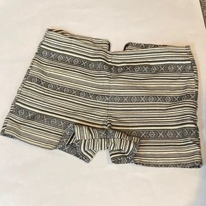 Jolt XO design shorts white black size 3 polyester back zipper 2.5 inch inseam